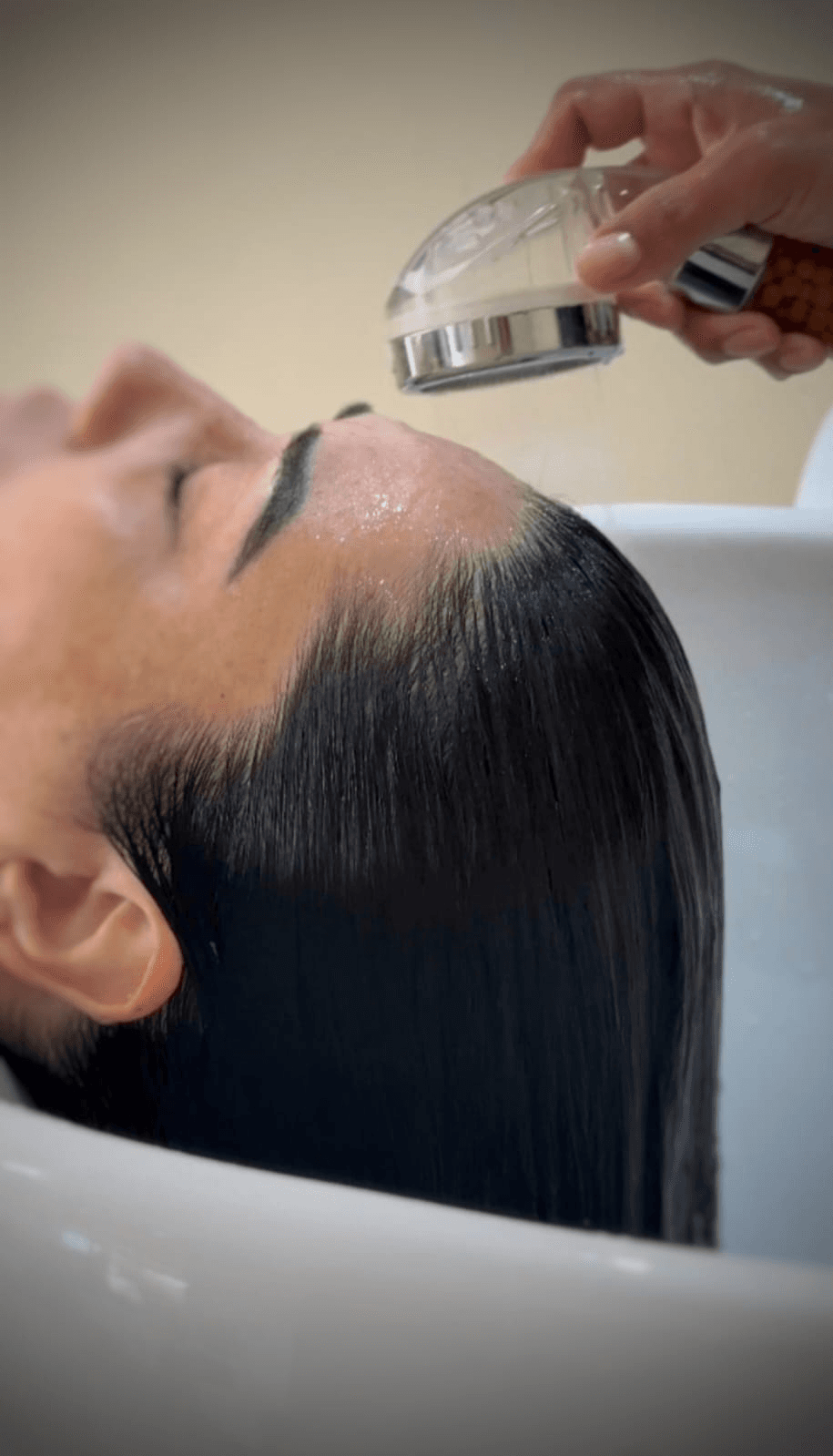 Lavagem Terapêutica: Muito Além de Lavar os Cabelos